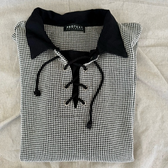 Protest Knitwear Other - Vintage Protest Knitwear Black/White Knit Men's Short Sleeve Shirt See Measure.
